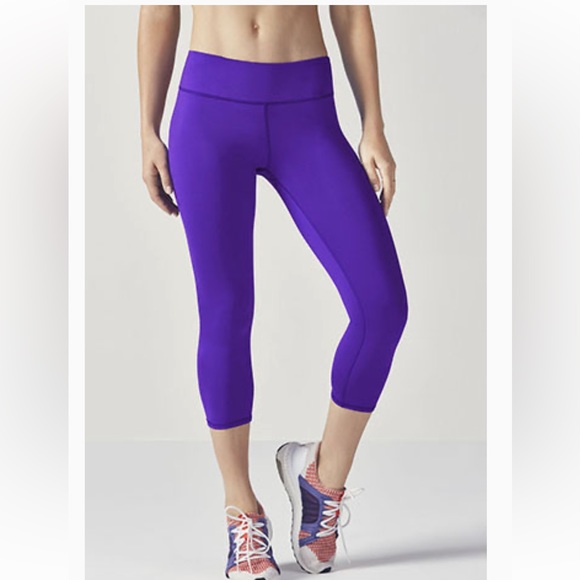 Fabletics Define PowerHold® Mid-Rise Capri - Picture 1 of 5